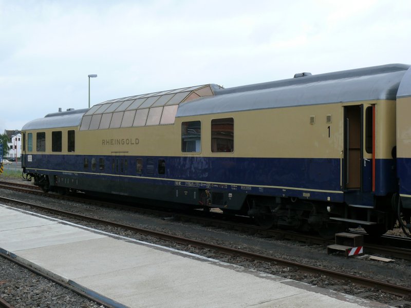 Auch der Rheingold-Panoramaspeisewagen gehrte zu den Ausstellungsstcken beim Bahnhofsfest in Zlpich. Innen wurden sogar Speisen angeboten. Aufgenommen am 07/06/2009.
