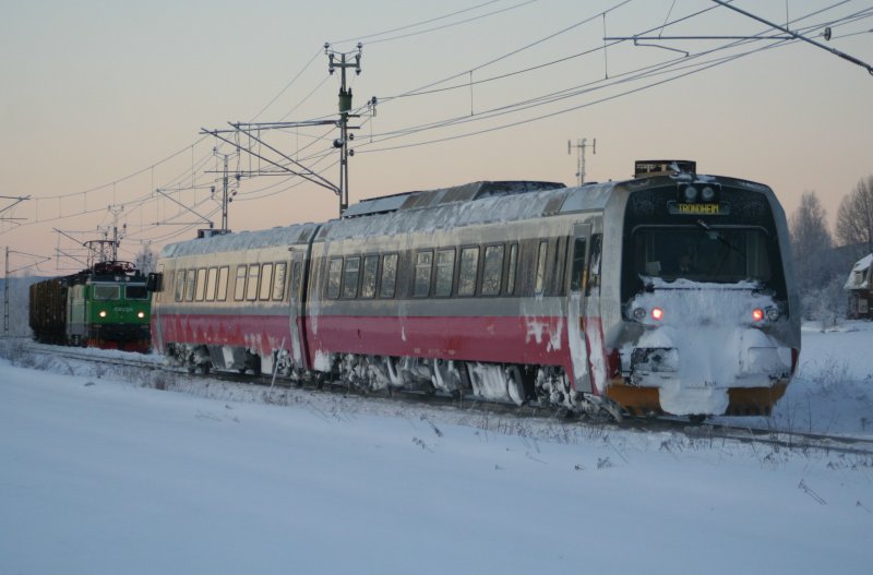 Auch die Rckseite ist schneebedeckt. NS Bm 9208 auf der Fahrt nach Trondheim am 3.1.2009 in Torpshammar. Im Hintergrund wartet die GC Rc4 1255 auf die Weiterfahrt nach Sundsvall/Timr.