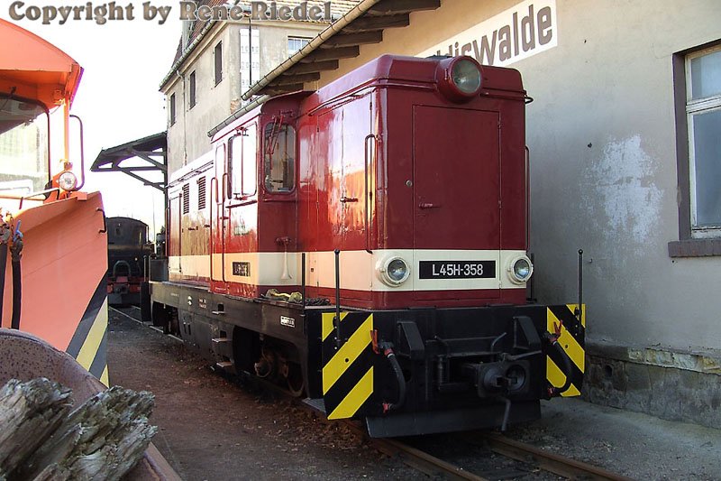 Auch die Rum�nen haben sch�ne Loks gebaut. Diese f�hrt bei BVO-Bahn GmbH und ist eigentlich  auf der Schmalspurstrecke Oberwiesenthal - Cranzahl der Fichtelbergbahn in Sachsen zu Hause. Sie wird aber zur Zeit bei der Wei�eritztalbahn eingesetzt, da das Augusthochwasser 2002 einen gro�en Teil der Strecke entlang der Wei�eritz zerst�rte. Nun endlich wird sie wieder aufgebaut, was eine tolle Sache ist. Die L45H-358 von BVO wird so ihren Anteil zum Wiederaufbau beitragen und noch bis Mitte 2008 bei der Wei�eritzbahn den Dienst erf�llen. Diese Aufnahme entstand am 14.4.2007 in Dippoldiswalde.

�brigens die BVO-Bahn GmbH bedient zwei Strecken in Sachsen:
- Fichtelbergbahn zwischen Oberwiesenthal und Cranzahl
- und die L��nitzgrundbahn zwischen Radebeul Ost und Radeburg.