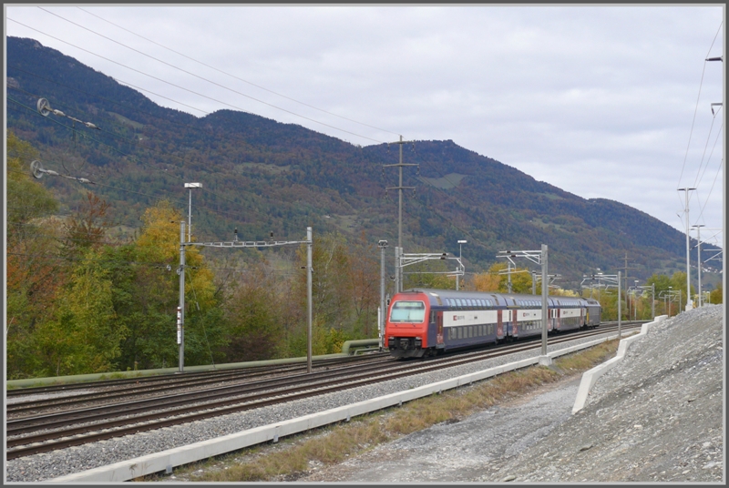 Auch die SBB baut an einer Streckenverlegung und zwar im Galgentobel zwischen Mrschwil und St.Gallen St.Fiden. Aus diesem Grund verkehrten dieses Wochenende die REX nur bis und ab Goldach. Dafr wurden Re 450 der Zrcher S-Bahn eingesetzt. Hier zwischen Zizers und Untervaz mit dem Pizalun im Hintergrund. (25.10.2009)