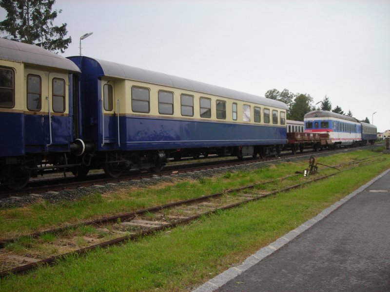Auch diese schn restaurierten Personenwagen stehen in Gropetersdorf.
Im Hintergrund sieht man den 5146.205.