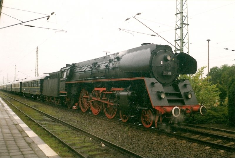 Auch die schnste DR Dampflok die 01 war auf Rgen.Hier ist die 01 519 mit einem Sonderzug in Bergen/Rgen im Sommer 1998 angekommen.Am Schlu des Zuges war die V200 007 !