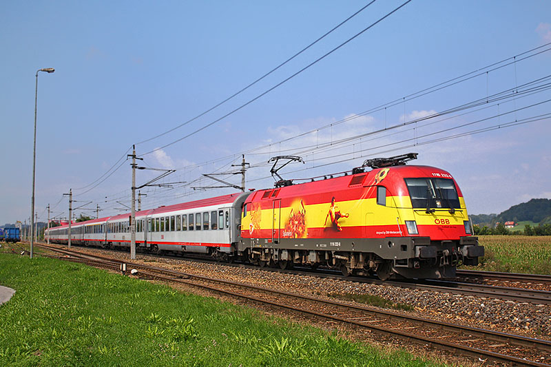 Auch schon Geschichte - Spanien EM-Lok 1116.232 mit dem OEC 765 auf der Fahrt nach Wien Westbahnhof bei Amstetten. (18.08.2009)
