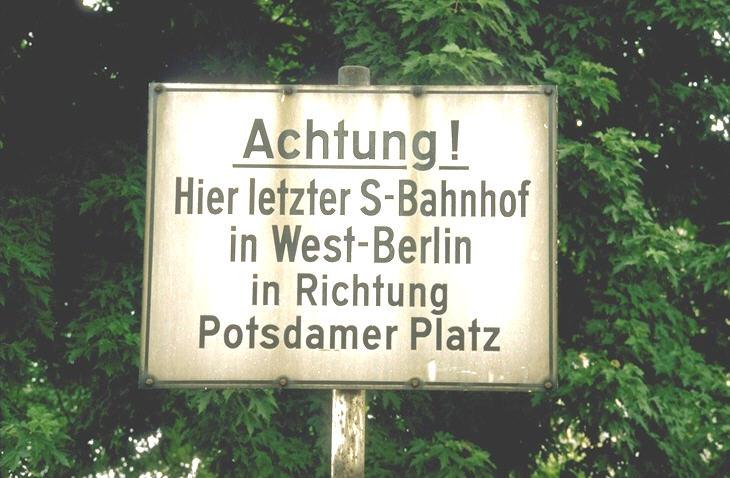 Auch schon Geschichte,Hinweistafel am S-Bahnhof Anhalter Bahnhof.
(Archiv P.Walter)
