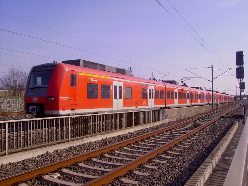 Auch das ist eine Seltenheit:
Zwei ET 424er der Hannoverschen S-Bahn als S6 von Hannover Messe/Fair zum Airport. (Muss ja alles international klingen ;) )

Hannover-Zei�stra�e 15.3.2007