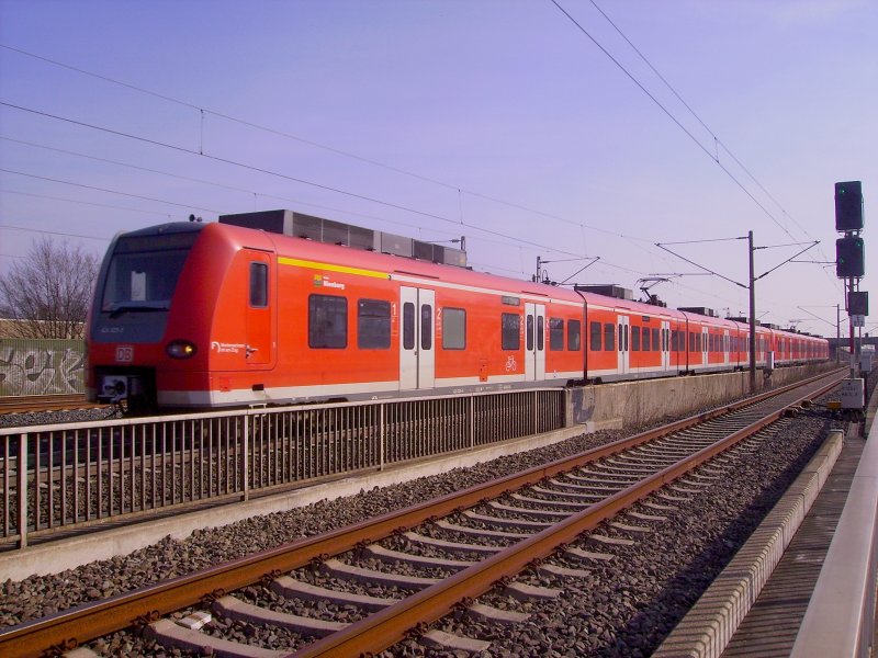 Auch das ist eine Seltenheit:
Zwei ET 424er der Hannoverschen S-Bahn als S6 von Hannover Messe/Fair zum Airport. (Muss ja alles international klingen ;) )

Hannover-Zeistrae 15.3.2007