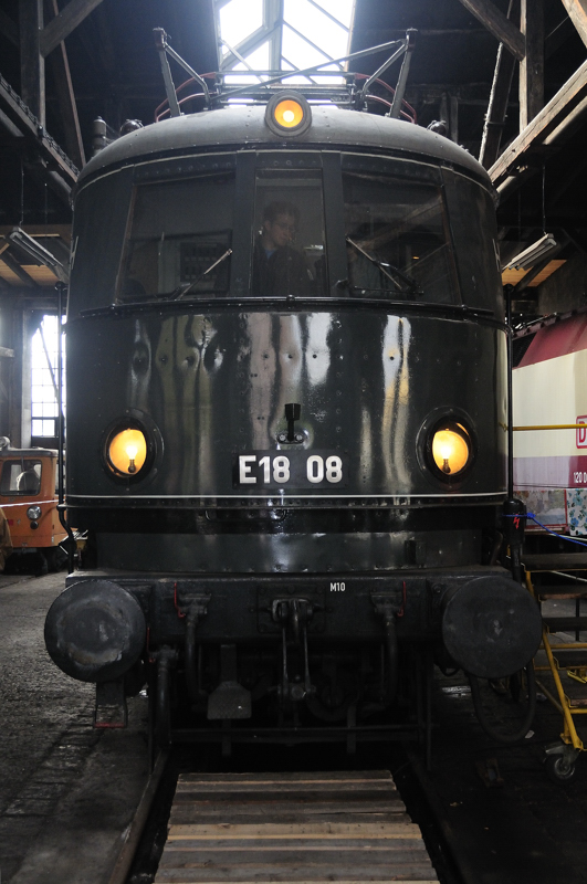 Auch sie fand einen trockenen, warmen Unterstand im Rundhaus Europa: E 18 08, der Edelrenner schlechthin... (Augsburg, Bahnpark, 25.10.2009).