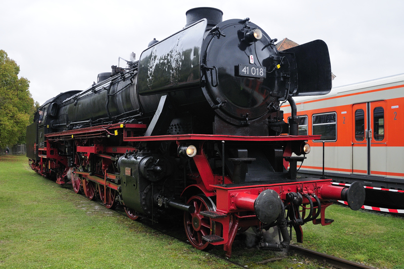 Auch sie fand nach ihrer Rundfahrt von Augsburg �ber Buchloe und Kaufering zur�ck nach Augsburg den Weg in den Bahnpark: 41 018 nach vollbrachter  Sonntagsarbeit . (25.10.2009).
