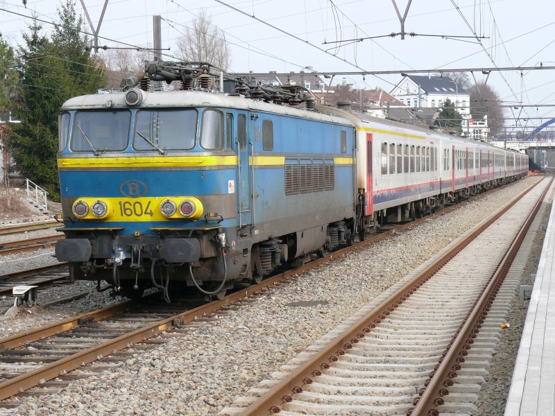 Auch SNCB-Lok 1604 verbringt ihre Wochenendruhe im Bahnhof Welkenraedt. Aufgenommen am 01/03/2009.