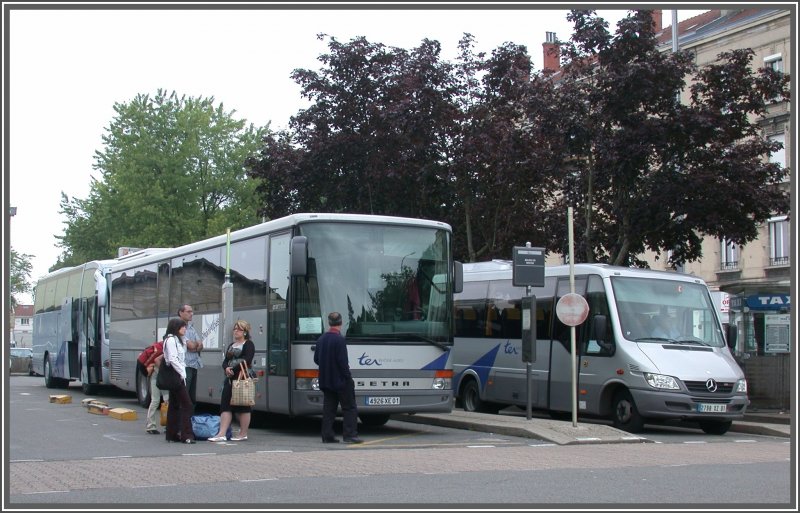 Auch das ist SNCF. Wegen Meinungsverschiedenheiten zwischen zwei D�partements �ber die finanzielle Unterst�tzung des �V, verkehren momentan zwischen Bourg-en-Bresse und Oyonnax keine Z�ge. In einer Stunde �ber die Autobahn wird mit diesen TER Bussen die L�cke �berbr�ckt. (05.06.2007)