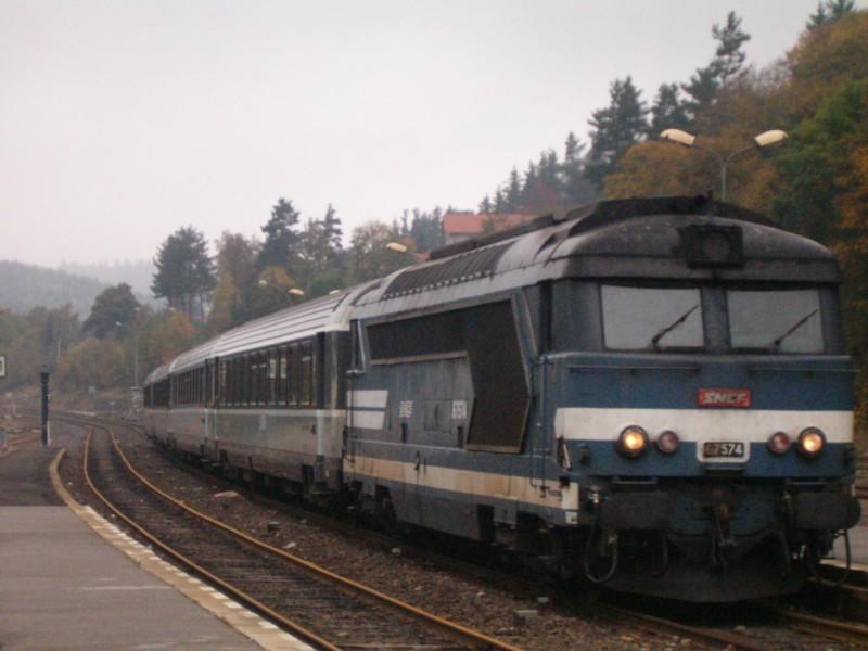 Auch solches Wetter gibt es halt mal... Einfahrt des Cvenol aus Marseille St Charles-Nmes-Als richtung Langonge-Clermont Ferrand-Paris Gare de Lyon bei nass-kaltem Nebel in La Bastide Saint Laurent les Bains.