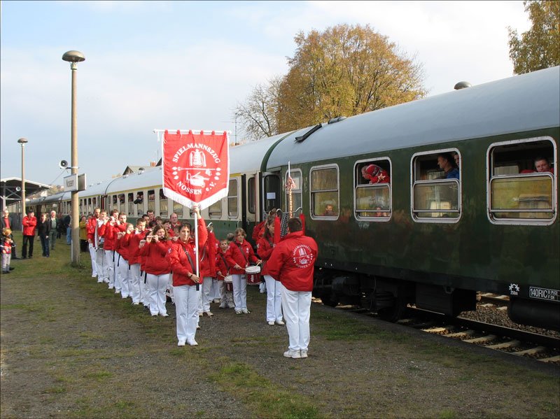 Auch der Spielmannszug Nossen e.V. ist am Sonderzug, um Abschied zu nehmen von 52 8047, die wegen Ablauf der Fristen ihre letzte Fahrt absolviert - 28.10.2007
