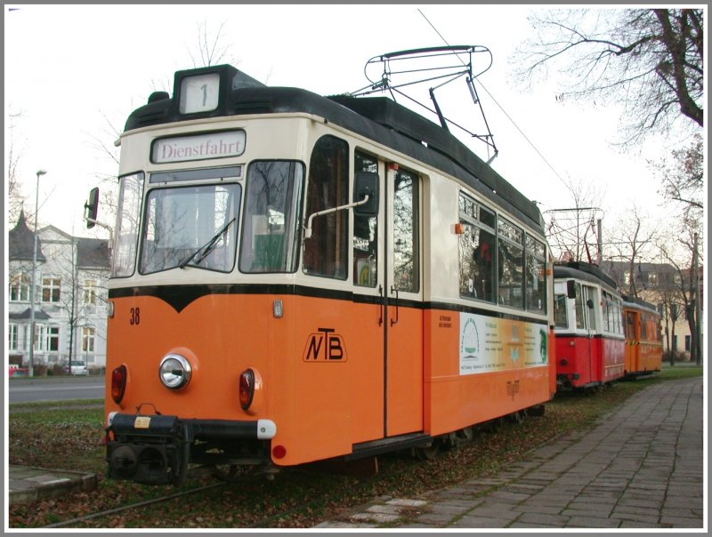 Auch der Treibwagen Nr. 38 steht im Freien. Naumburg/Saale (16.12.2006)