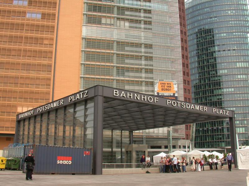Auch unter dieser Konstruktion verbirgt sich ein Bahnhof.
Berlin (01.07.2002)