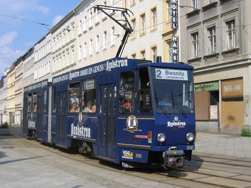 Auch die Verkehrsgesellschaft Grlitz gehrt zur connex-Gruppe. Straenbahn der Linie 2 mit Werbung fr die Landskron Brauerei nach Biesnitz / Landeskrone - 16.07.2005
