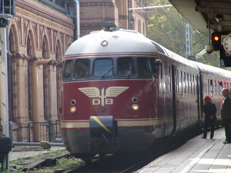 Auch der VT08(613) war als Sonderzug in Schwerin vertreten.Aufgenommen am 02.10.04.