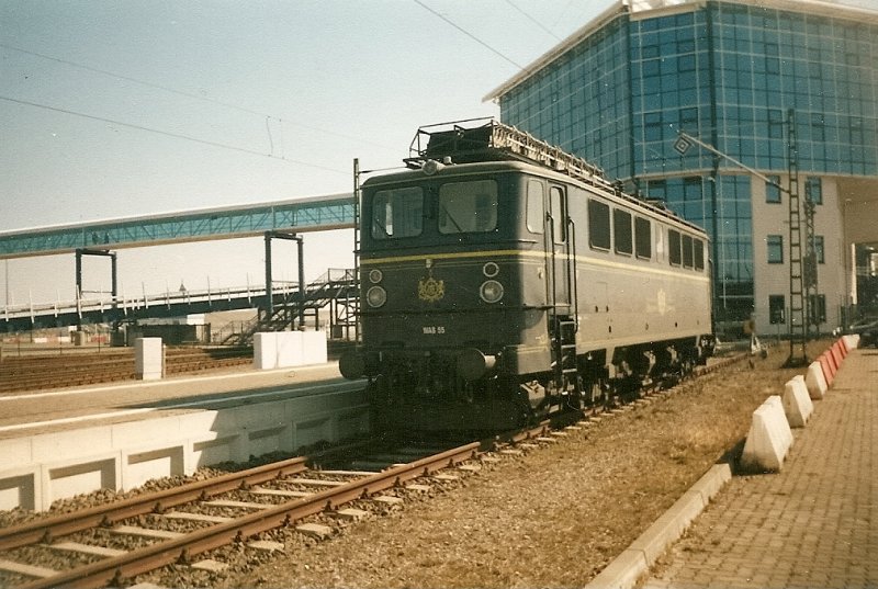 Auch WAB-Lok 55 konnte man des �fteren im F�hrhafen Mukran antreffen.Hier stand die Lok im Juni 2005 vor dem F�hrterminal am Bahnsteig.