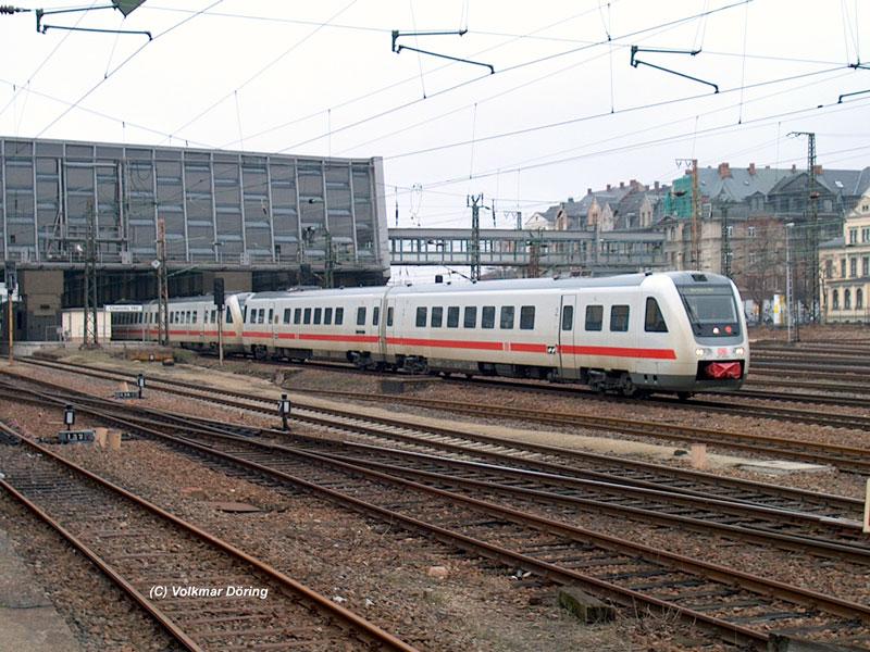Auch das ist wegen technischer Mngel der BR 612 bereits wieder Geschichte: aus Chemnitz ausfahrender IC 1566 Dresden-Nrnberg (17.02.2004)
