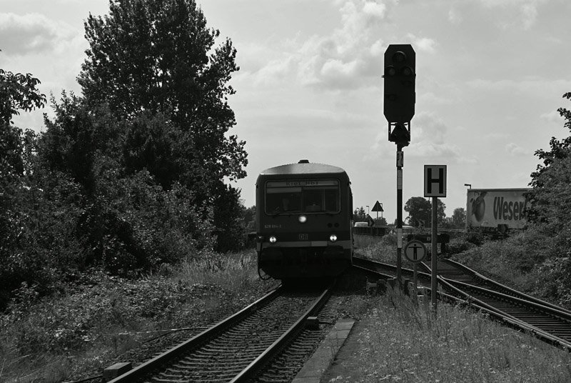 Auch wenn auf dem vorbeifahrenden LKW  Weser  steht,628 684-3 hat am 11.08.2008 soeben die Lauenburger Elbbrcke berquert und fhrt als RB nach Lbeck Hbf nun in den Personenbahnhof von Lauenburg ein.