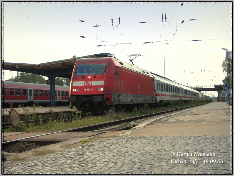 Auch wenn es wegen des morgendlichen Gegenlichts schwierig ist den ber Falkenberg/Elster umgeleiteten IC2070 dort von vorn zu fotografieren, wollte ich dieses Ereingnis doch hier dokumentieren. Heute zieht 101 094 diesen IC gen Hamburg. 16.09.06