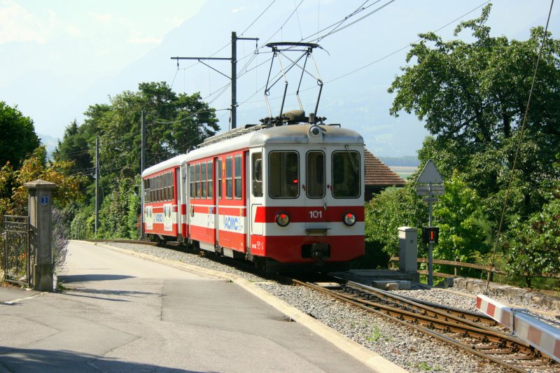 Auch wenn ihre Einstze stark zurckgegangen sind, ganz entbehrlich sind die Talpendelzge ex Birsigtalbahn auf der AOMC noch immer nicht. Vom Triebwagen 101 geschoben, verlsst ein solcher Pendelzug als Regio 134 am 16.7.2009 den Bahnhof Ollon. 