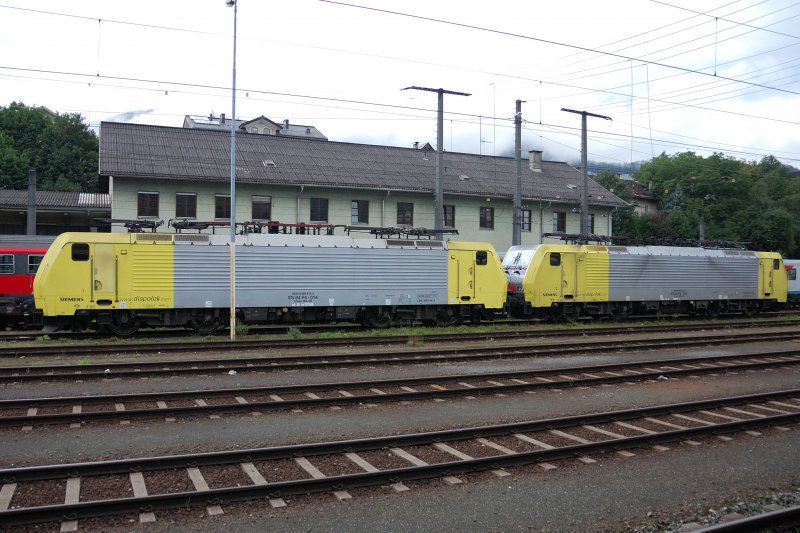 Auch wenn der Lampenmast ein wenig st�rt... er geh�rt zum Bahnalltag. Verdecken kann er die beiden Dispo ES 64 F4-014 und -026 sowieso nicht. Lokportrait aufgenommen an den G�terzuggleisen in Kufstein/Tirol... Sonntag, den 24. August 2008.