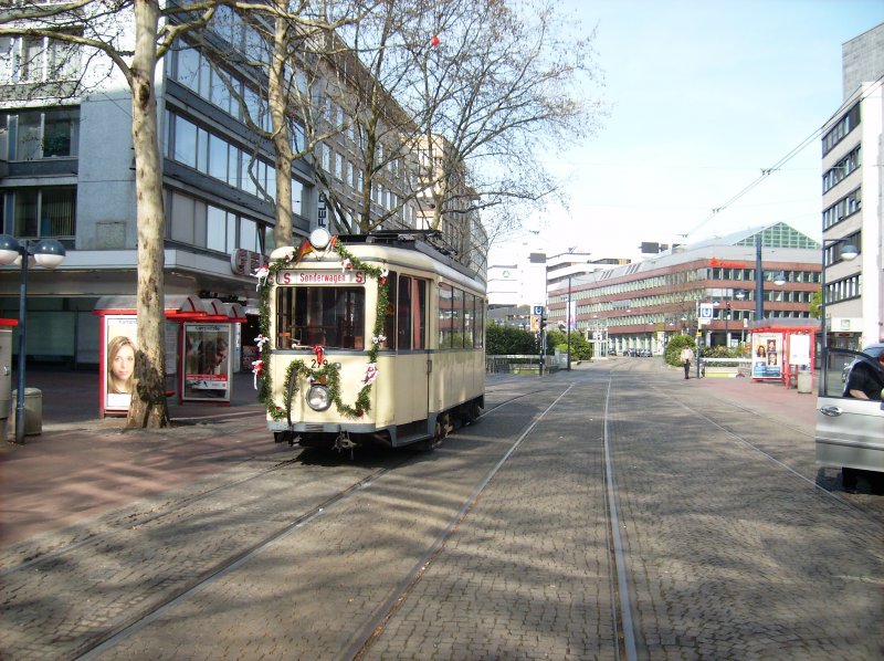 Auch wenn nicht mehr aus eigener Kraft, aber im Verbund mit dem Arbeits-TW ist der historische Trieebwagen 279 der DSW21 der wirklich letzte Zug, der durch dir Innenstadt gerollt ist. Hier steht der TW 279 abgestellt am Morgen des 27.04.08 an der Haltestelle Kampstrae.