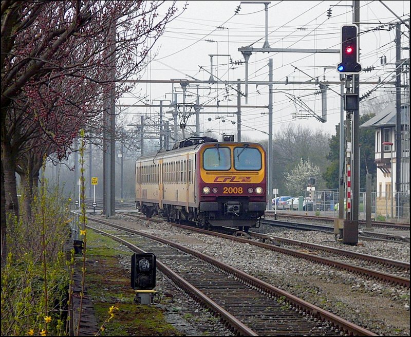 Auch wenn dieser Triebzug keinen Sch�nheitswettbewerb gewinnt, so sieht er zwischen den bl�henden Str�uchern doch recht h�bsch aus! Foto aufgenommen in Mersch am 11.04.08.