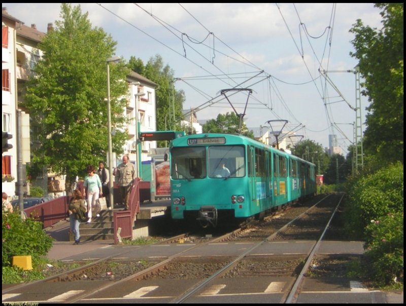 Auch wenn im Zielband Enkheim stand, der an der Station Groe Nelkenstrae eingefahrene 3. Zug der U7 fuhr am 08.06.2006 mit dem U2e-Triebwagen 368 fhrend in Richtung Hausen. 
