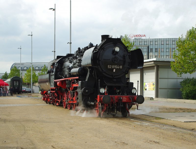 Auch wieder Gast auf der Modell, Hobby, Spiel - Messe in Leipzig, die 52 8154-8. Sie pendelt auf dem Freigelnde hin und her und ldt zur  Fahrt im historischen Dampfzug  ein. Aufgenommen am 03.10.1009.