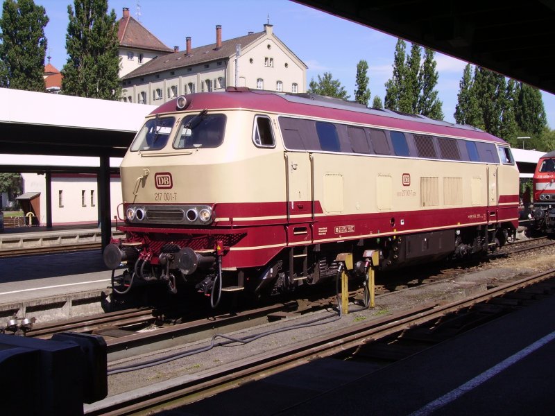 Auch zu Gast am Bahnhofsfest in Lindau Hbf:
217 001-7 im schnen, leider selten gewordenen Creme-farbenen Farbkleid.
Lindau Hbf 14.07.07