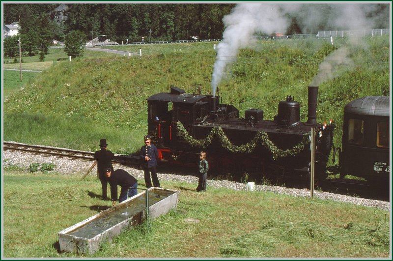 Auch das Zug- und Lokperonal des Dampfzuges braucht eine Erfrischung. Kurzer Halt bei einer Viehtrnke zwischen Bezau und Schwarzenberg. (Archiv 06/77)