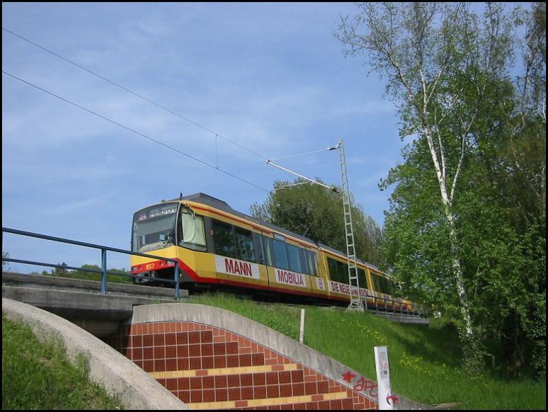 Auch diese Zweisystem-Stadtbahn mit Triebwagen 857 am Zugende verlt die Haltestelle Oberausstrasse im Karlsruher Stadtteil Grtzingen, hier allerdings den etwas hher gelegenen Teil. Die Bahn der Linie S4 entschwindet auf der Kraichgaubahn in Richtung Bretten und weiter nach Heilbronn. Die Aufnahme stammt ebenfalls vom 04.05.2006 und wurde rund eine Stunde nach dem Bild gemacht, auf dem der gleiche Zug mit 857 an der Spitze noch in die entgegengesetzte Richtung (Karlsruhe Hbf) fuhr.