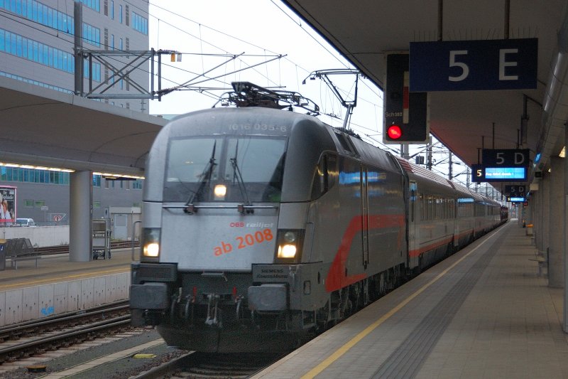 Auch das in der Zwischenzeit verworfene Farbschema f�r den Railjet, in Gestalt von 1016 035-6, rollt noch �ber �sterreichs Schienen. Hier hat sie einen IC mit Autotransport am Haken. (Linz Hbf, 10. November 2008).