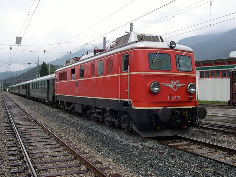Auerferner Bahntag 2007 - Auch die BB beteiligte sich am 01.09.2007 am Auerferner Bahntag und schickte ihre historische Schlierenwagen-Komposition mit 1110 505 von Innsbruck nach Reutte. Hier steht der Zug am Mittag abgestellt im Bahnhof Reutte.