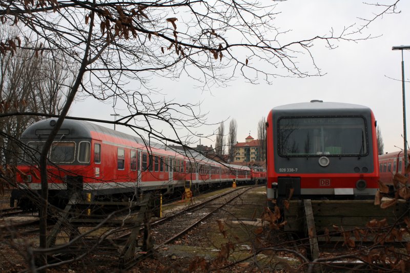 Auf den Abstellgleisen in Lindau warten ein Triebzug der Baureihe 628/928 und ein Reigionalzug auf ihren nchsten Einsatz. 18.01.09