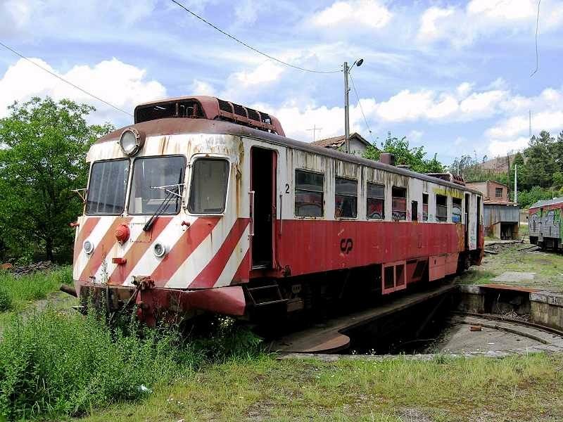 Auf der alten Drehscheibe, im entlegensten Winkel des Bahnhofsgel�ndes von Sernada, schl�ft Triebwagen 9305 seinen Dornr�schenschlaf. Es ist aber kein Prinz in Sicht, der ihn wachk�ssen k�nnte (12. Mai 2009).