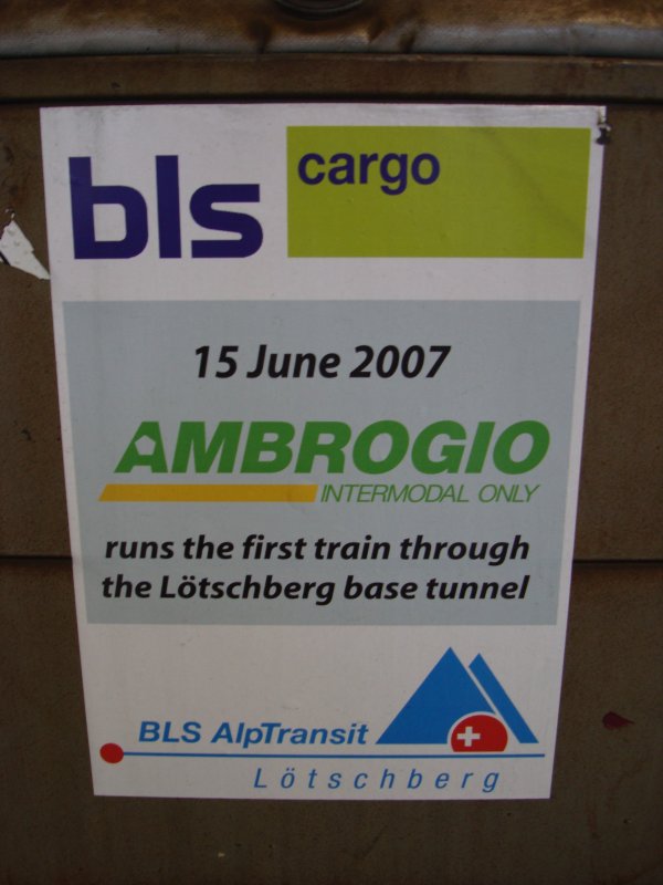 Auf den AMBROGIO-Containern sind seit kurzem diese Aufkleber zu sehen: Ein Ambrogio-Zug mit der Re 465 001 war am 15.6.2007 der erste Offizielle Gterzug, der den Ltschberg-Basistunnel passierte.