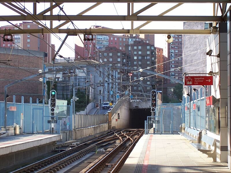 ....auf der anderen Seite wieder rein in den Untergrund. Station Bolueta der Linien 1 und 2, aufgenommen September 2005.