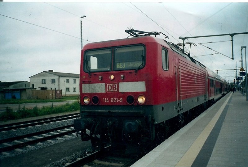 Auf Anschlureisende von Usedom wartet 114 021 mit ihrem Regionalexpress Stralsund-Elsterwerda im Juni 2007 in Zssow.