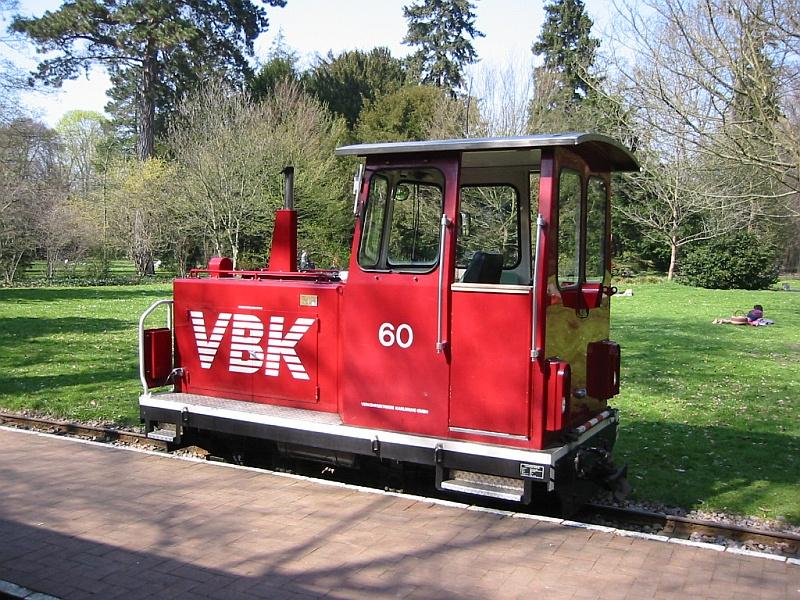 Auf dieser Aufnahme vom 03.04.2005 ist die Diesellok der Schlogartenbahn Karlsruhe zu sehen. Sie wurde lt. Info-Blatt der VBK 1955 von Gmeinder in Mosbach gebaut. 1991 wurde sie von den VBK umgebaut.