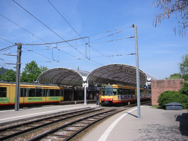 Auf dieser Aufnahme vom 30.04.2005 sieht man den Albtalbahnhof in Karlsruhe, an dem ausschlie�lich die Stadtbahnen des Karlsruher Verkehrsverbundes (KVV) halten. Von dem Bahnhof mit seiner interessanten Hallenkonstruktion geht es stadtausw�rts nach S�den in Richtung Albtal (im Bild Bahnsteige rechts) sowie nach Rastatt, Baden-Baden und Murgtal (Bahnsteige links) bzw. stadteinw�rts in Richtung Hauptbahnhof und Innenstadt und dann weiter in die Region im Norden und Osten der Stadt.