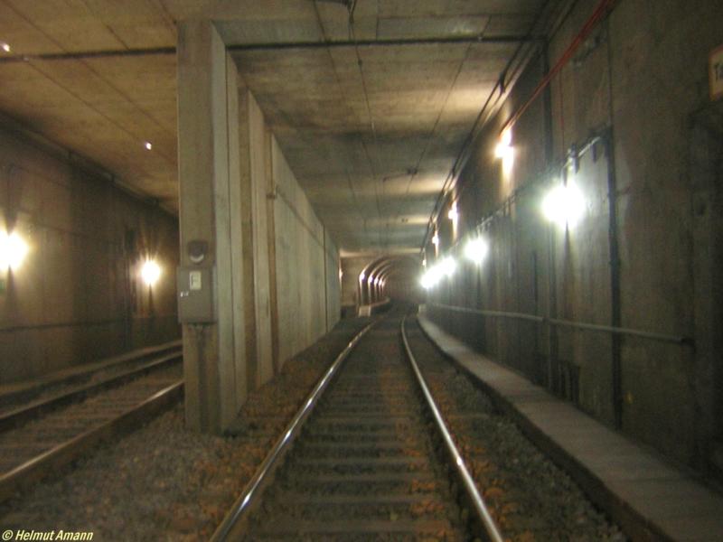 Auf dieser Aufnahme von dem Tunnelspaziergang vom 12.03.2006 ist sehr gut zu erkennen, wo der Tunnel am Willy-Brandt-Platz (bis 1992 Theaterplatz) bis 1974 endete und ab 1975 im Rundbogenprofil weitergebaut wurde. Bis 1974 endeten die Linien U1 - U3 (damals noch A1 - A3 benummert) am Theaterplatz, das neue Teilstck mit der Mainunterquerung bis zur jetzigen Endstation Sdbahnhof ging im September 1984 in Betrieb. 