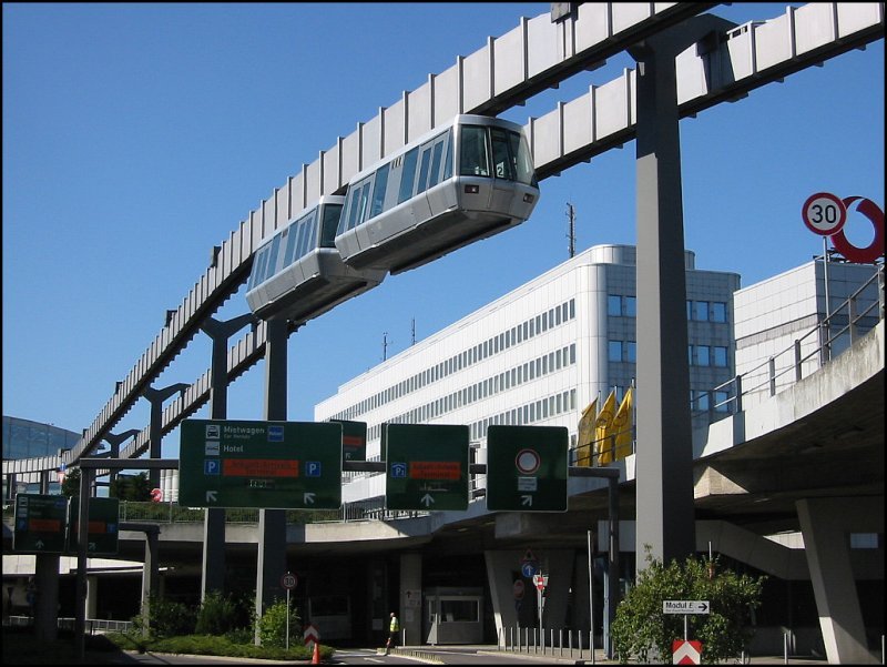 Auf dieser Aufnahme ebenfalls vom 09.09.2006 ist ein Skytrain-Zug aus zwei Kabinen nahe der Terminals am Flughafen zu sehen. Die Kabinen waren unbesetzt, offenbar fanden Tests vor der Wiederinbetriebnahme des Systems am 16.09.2006 statt. 