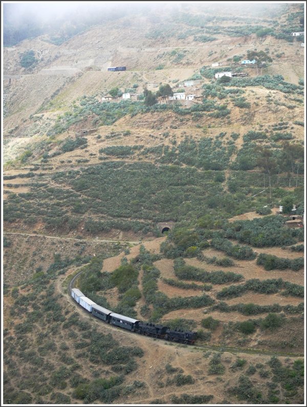 Auf dieser Aufnahme vom gegenberliegenden Hang erkennt man zwei talwrts fahrende Dampfzge, wobei sich die mittlere Ebene ohne Zug unterhalb der Huser von Shegerini befindet. (29.10.2008)