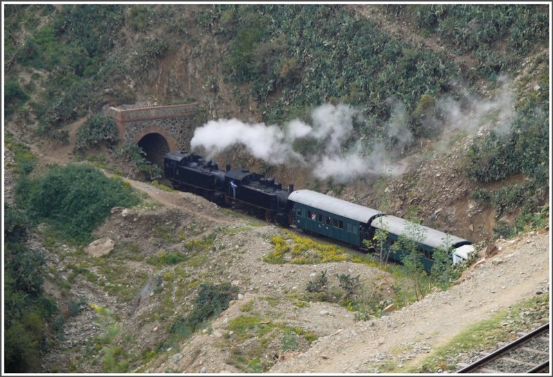 Auf dieser Aufnahme knnte man fast meinen es handle sich um einen Kehrtunnel, ist es aber nicht, sondern nur eine enge Schlaufe mit 35 o/oo Geflle. (29.10.2008)