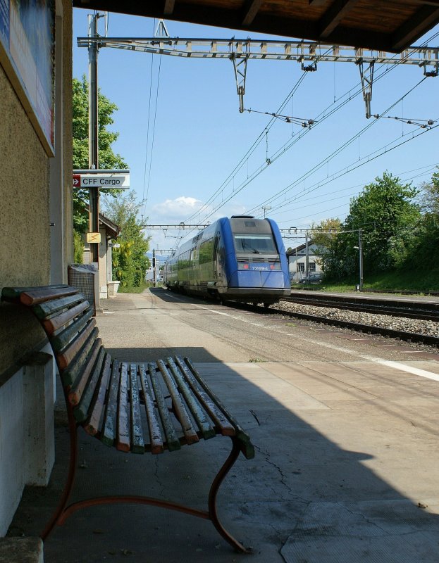 Auf dieser Bank mssen Reisende lange vergeblich auf einen Zug warten, denn die Zge halten nicht mehr auf der Station Vernier-Meyrin, sondern auf der rund 500 m weiter westlich gelegen Haltestelle. Doch der ehemalige Bahnhof wird von SBB-CFF Cargo noch weiterhin genutzt und auch auch Fahrdienstlich noch besetzt. 
1. Mai  2009