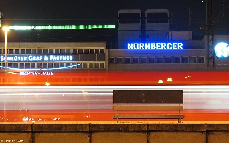 Auf diese Bank will sich zu spter Stund' keiner mehr setzen. Alles scheint in Bewegung zu sein, nur die alte Bank nicht. Trotzdem wird sie nicht beachtet... (Dortmund Hbf, BR648).