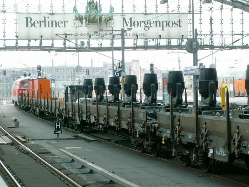 Auf beiden Seiten des Bahnhofs stehen je 2 Dieselloks der BR 218 mit den  Scheinwerferwagen  fr die spektakulre Lichtshow am Abend des 26.Mai 2006 bereit.(24.05.06)