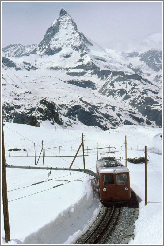 Auf der Bergfahrt zum Gornergrat schweift der Blick immer wieder zum 4478m hohen Matterhorn. (Archiv 05/77)